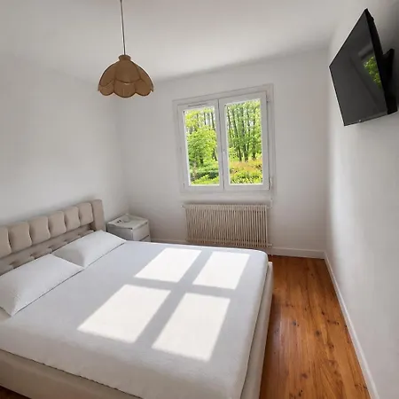 Maison Moderne En Face De La *