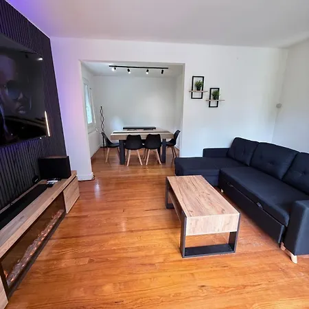 Maison Moderne En Face De La *