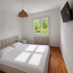 Maison Moderne En Face De La *